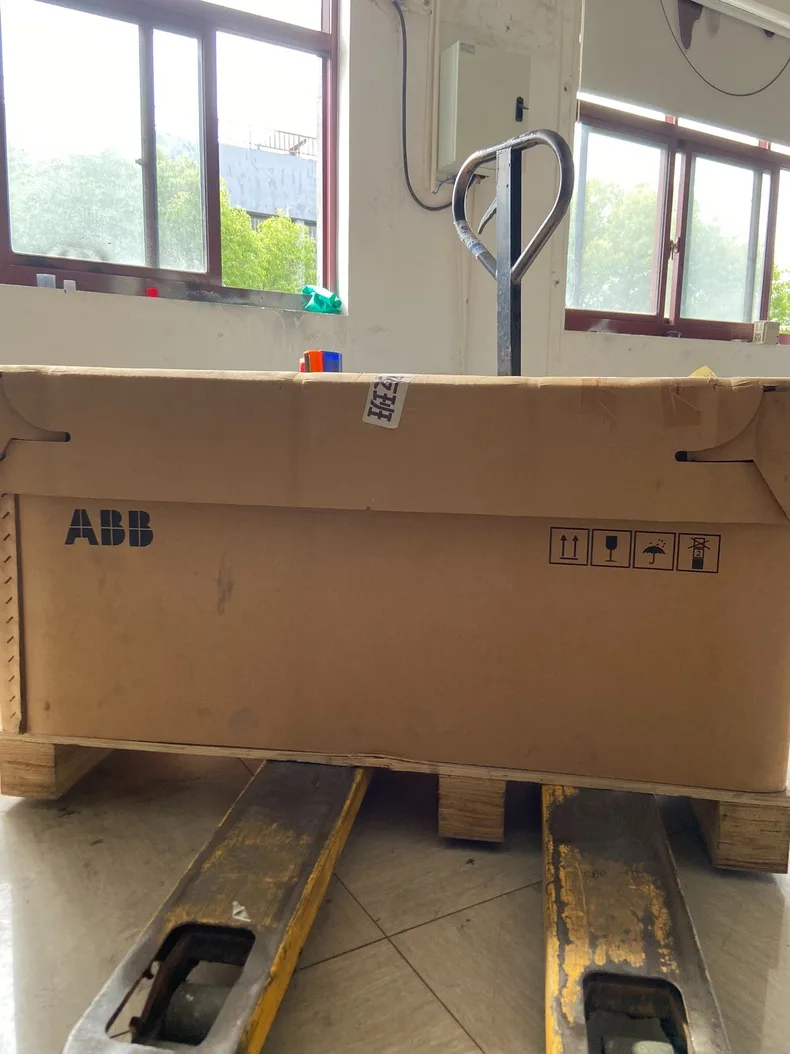 ABB ACS880-01-210A-7 4