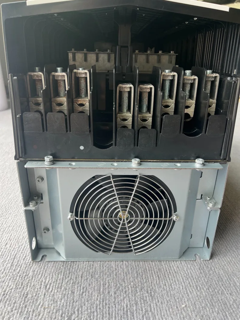 ABB ACS880-01-240A-5 5