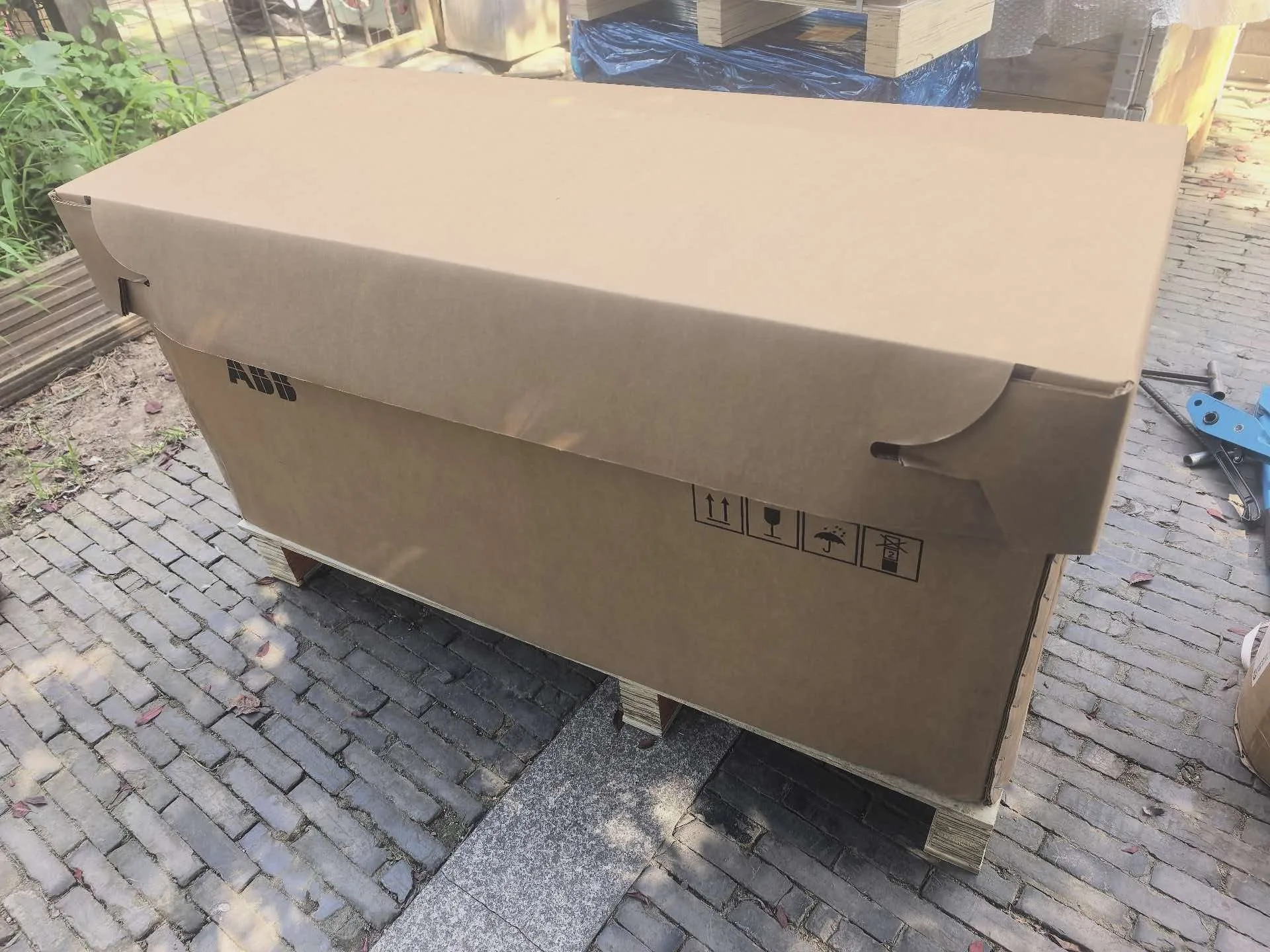 ABB ACS880-01-361A-5 4