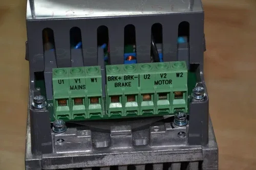 ABB DRIVE ACH550-CARUH-031A-2 ACH550 CARUH 031A 2 240Vac 3PH 1PH 4