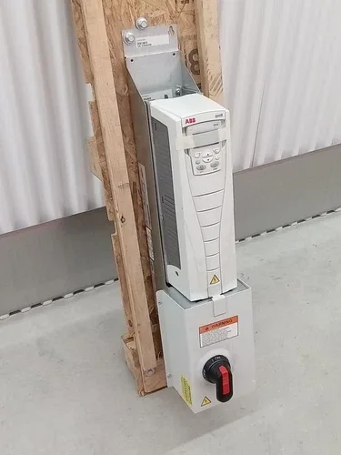 ABB ACH550-PDR-03A9-6 500-600 VAC AC Drive / VFD 3.9A HVAC m3s1-mm.yy