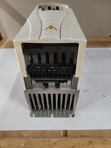 ABB ACH550-UH-017A Adjustable Frequency AC Drive HVAC 2