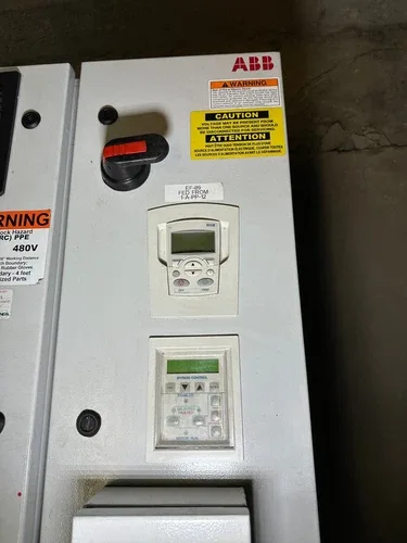 ABB VFD HVAC Drive ACH550-UO-03A3-4+J400 3Ph 2HP 480V 60Hz 3.4FLA 3