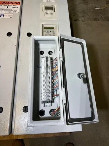 ABB VFD HVAC Drive ACH550-UO-03A3-4+J400 3Ph 2HP 480V 60Hz 3.4FLA 4