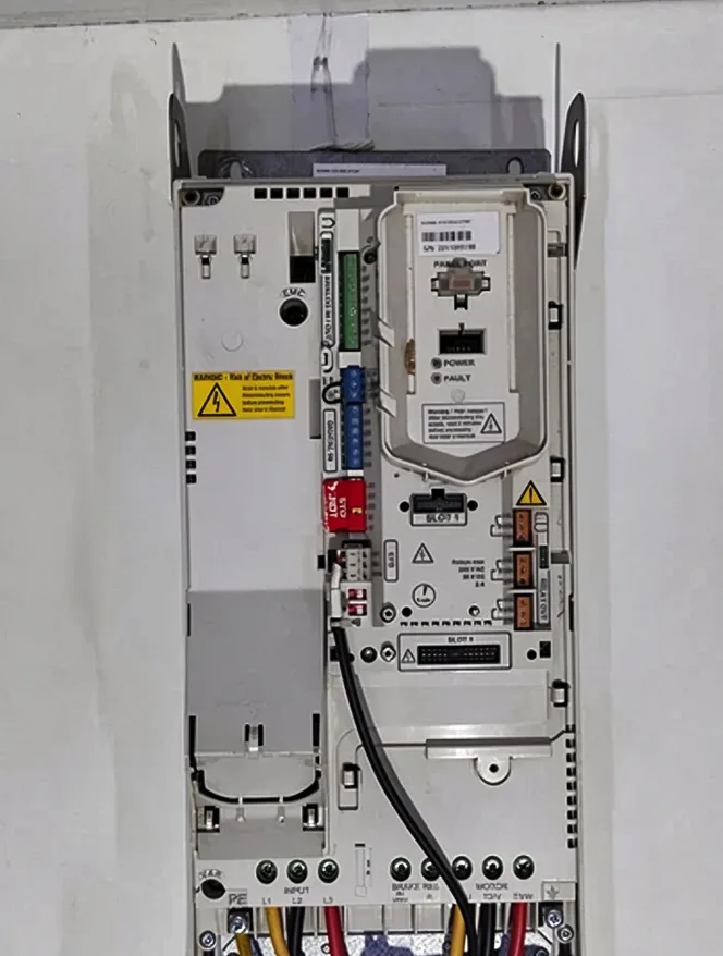ABB AC DRIVE ACH580-VCR-032A-6+F267 30HP 32A 600VAC AVM 164 3