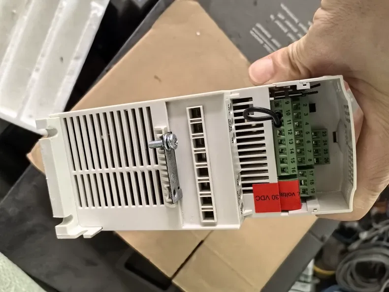 ABB Inverter ACS310 ACS310-03E-01A3-4 380V 0.37KW 4