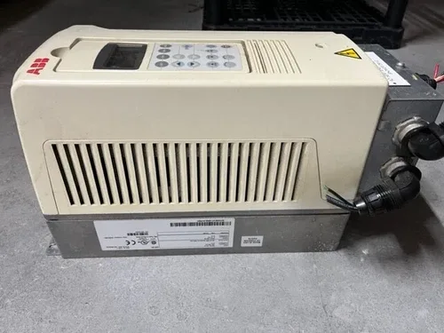 ABB ACS800-U1-0004-5+P901 4.9A 460V 3HP ACS800 VARIABLE FREQUENCY DRIVE 3