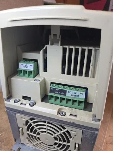 ABB Inc ACS800-U1-0016-5+P901+V944 VFD 4