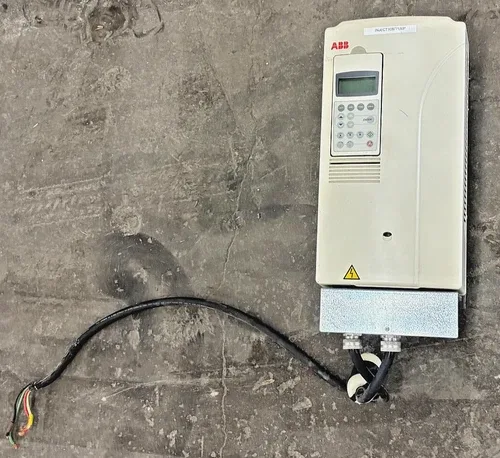 ABB INC AC DRIVE ACS800-U1-0030-5+E200+P901 SN 2082900101 IP21 UL TYPE 1 INPUT 3 2