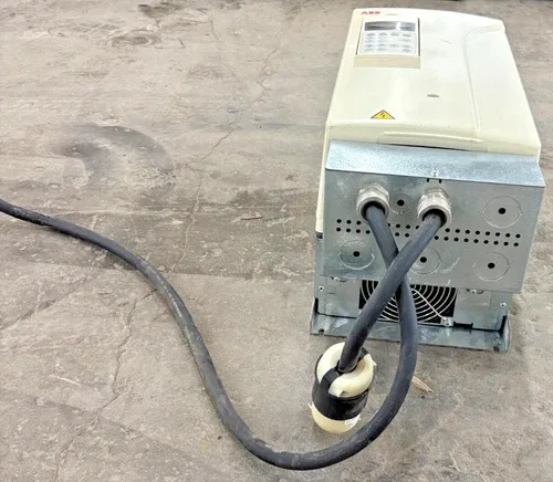 ABB INC AC DRIVE ACS800-U1-0030-5+E200+P901 SN 2082900101 IP21 UL TYPE 1 INPUT 3 4