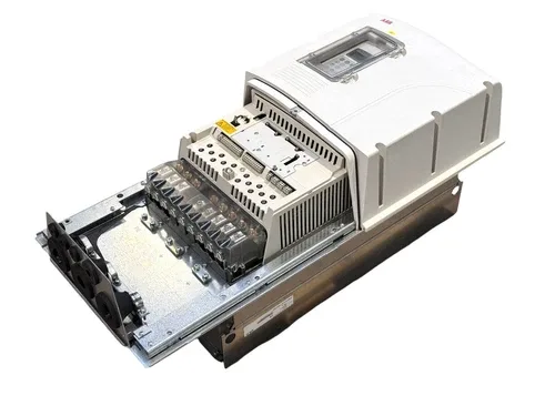 ABB ACS800-01-0100-7+B056+E200 90kW 3 ~ 525 690V Inverter +Panel - / Attn.2