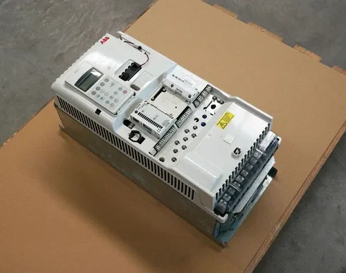 ABB ACS800-04-0050-3+E202+K454+L509+N651+P901+R701 45kW Inverter - / Attn