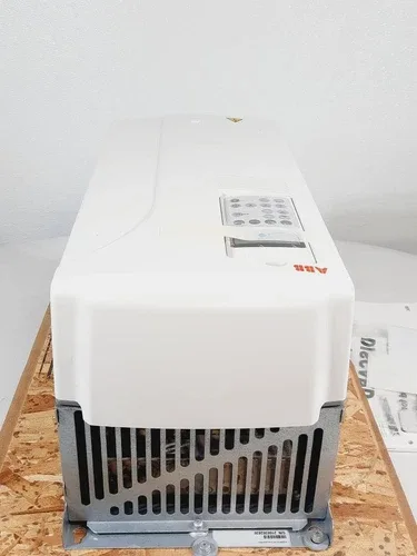 ABB ACS800 - U1-0070-5+L503+P901 VFD 3