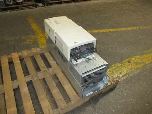 ABB ACS800 AC Drive ACS800-U31-0100-5 100HP 3Ph * No Keypad Broken Cover *