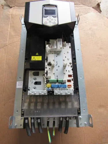 ABB INVERTER DRIVE ACS880-01-180A-5+D150+P940 110KW 150HP XLNT TAKEOUT NO LID 2