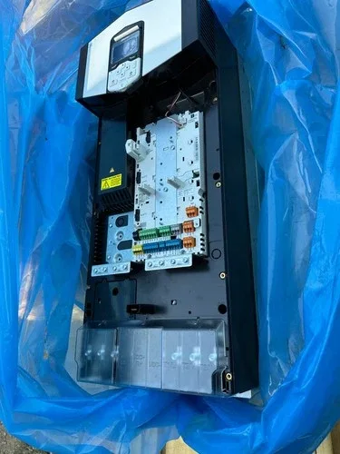 ABB - ACS880-01-240A-5+D150+E200+E208+P940 200HP INVERTER DRIVE Xlnt