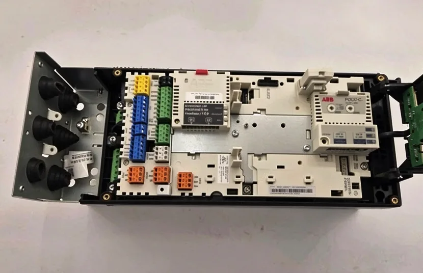 ABB ACS880 ACS880-01-05A6-3+E200+K475+L503+N8010+P909+Q973+R700 3