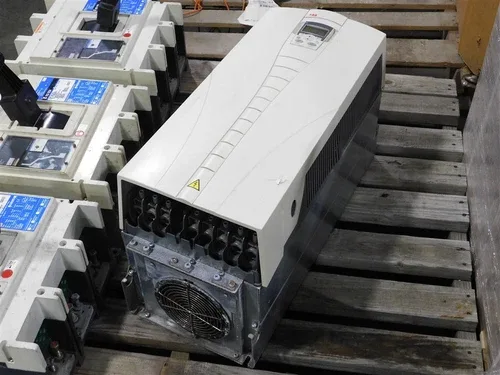 ABB ACS550-U1-124A-4 Variable Frequency Drive 100HP 500Hz Damaged Top
