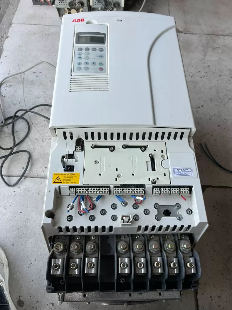 ABB ACS800-01-0100-3+P901 Inverter 3