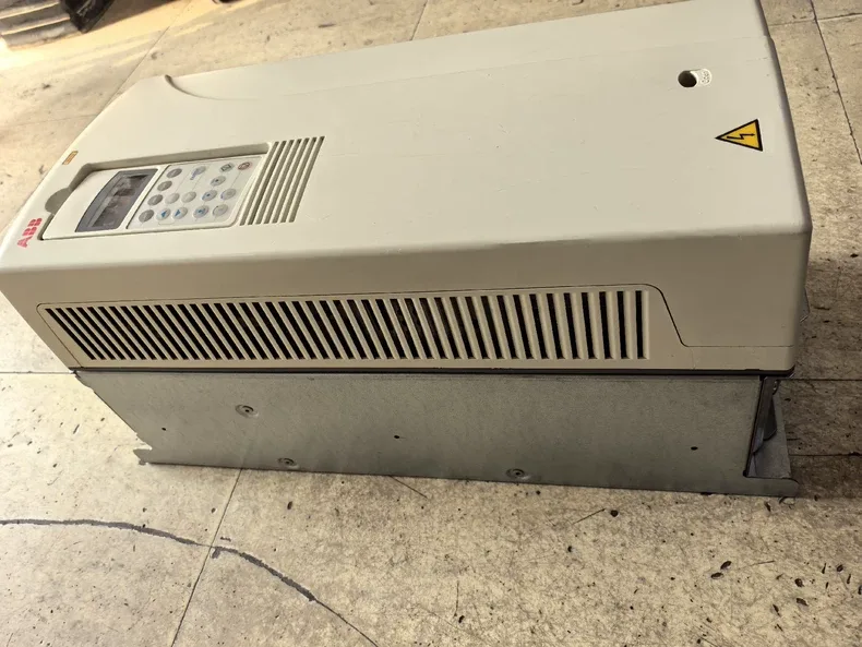 ABB ACS800-04-0040-3+P901 Inverter HMD0 2