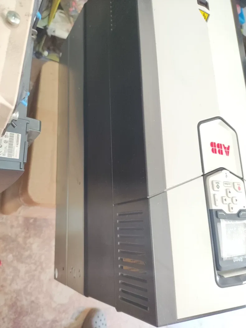 ABB ACS880-01-105A-3 Driver 2