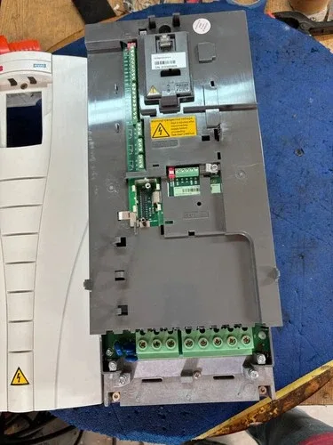 ABB ACH550-U0-031A-4 Vfd Drive 20hp 380-480vac MFG 2018 / See Pics 2