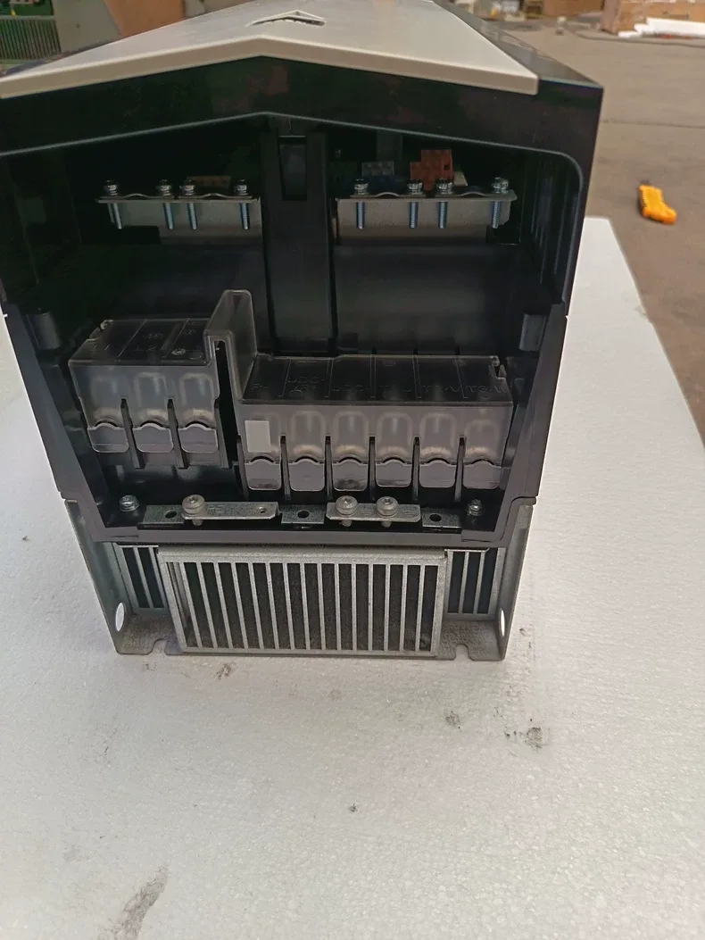 ABB ACS880-01-026A-7 Inverter 5