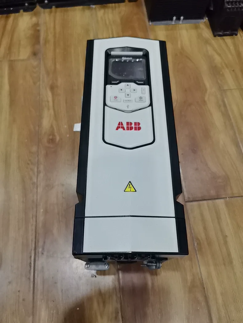 ABB ACS880-01-05A6-3 Frequency Converter