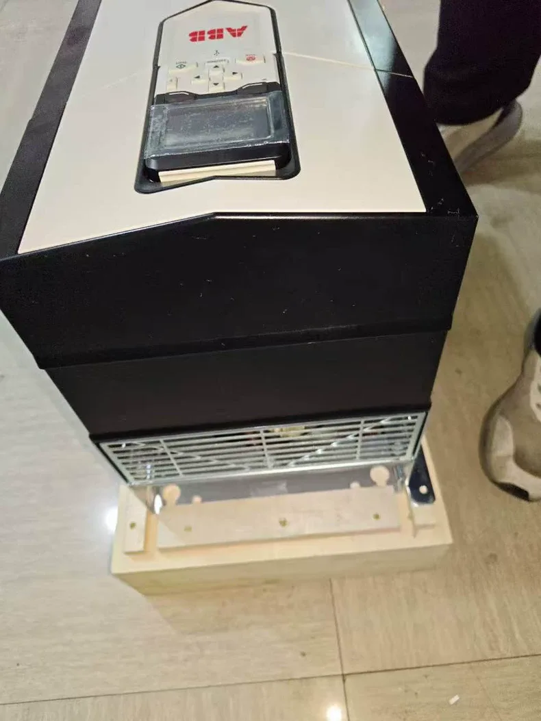 ABB ACS880-01-096A-5+D150 75kw Frequency Converter 2