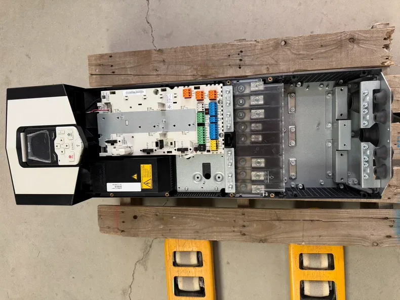 ABB ACS880-01-145A-3 frequency converter 2
