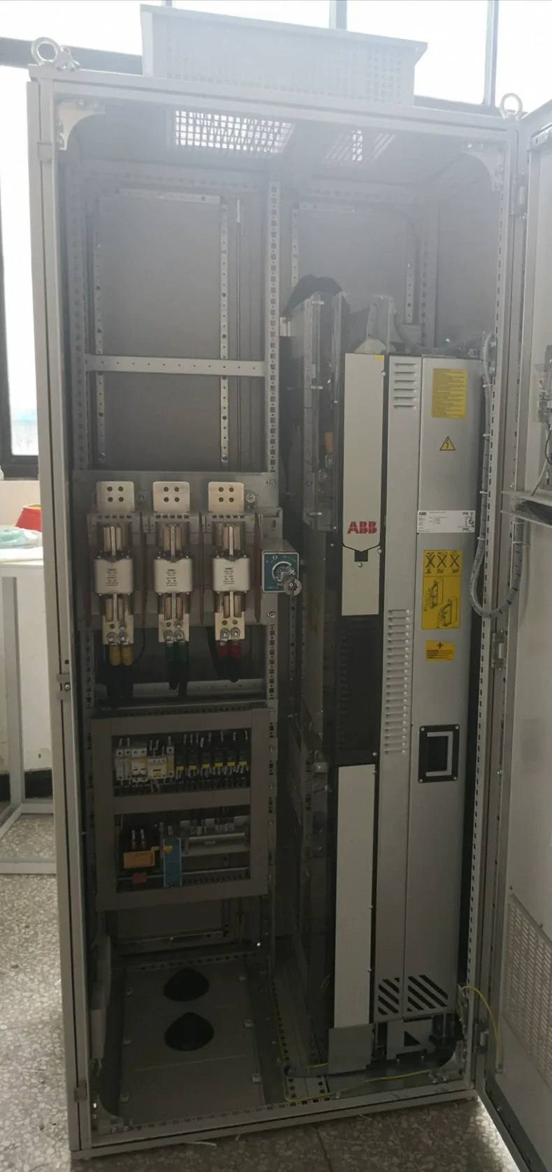 ABB ACS880-04-590A-7 AC380-415V INVERTER 3