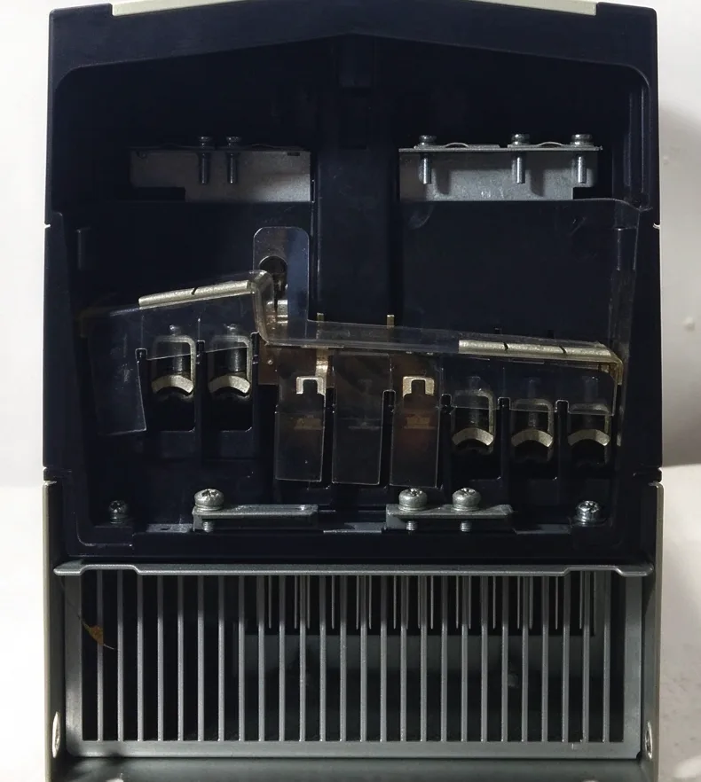 ABB ACS880-104-0027A-7 742/849/976 VDC 27A 32 KVA INVERTER FREQUENCY DRIVE 2
